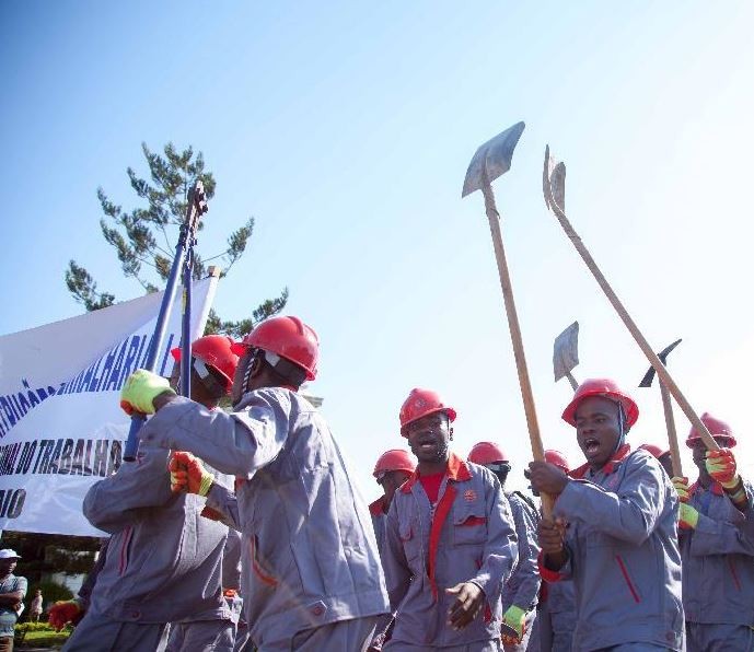 在莫桑比克首都马普托,当地建筑工人参加"五一"国际劳动节游行.